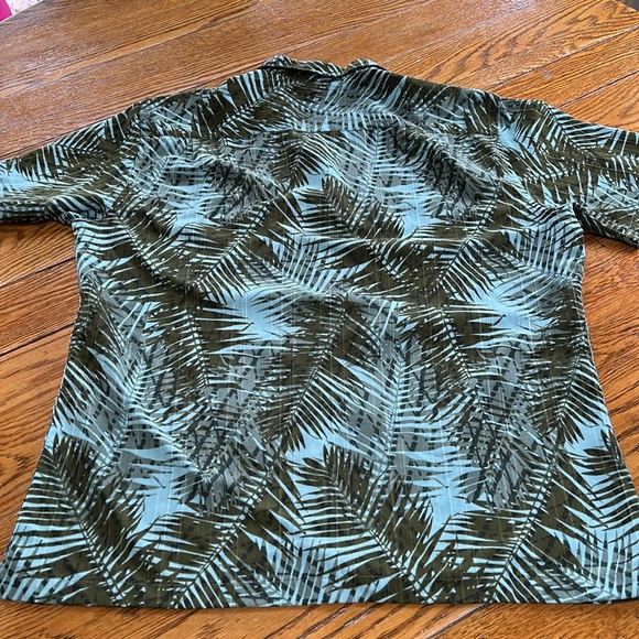 Van Heusen tropical men’s button front shirt. Size XL. Excellent condition. - Picture 6 of 7